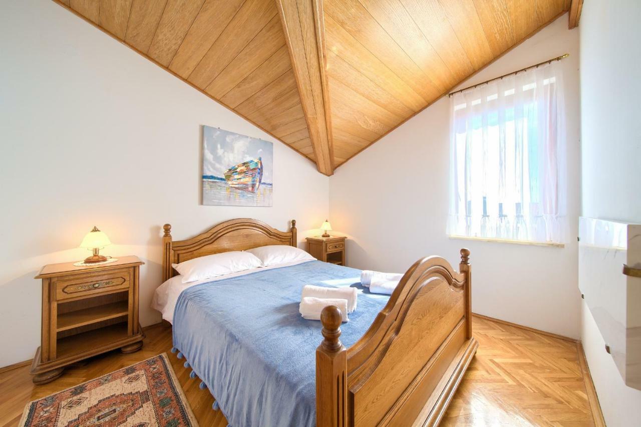 Apartment Galerija By El-Pi Tours Njivice Εξωτερικό φωτογραφία